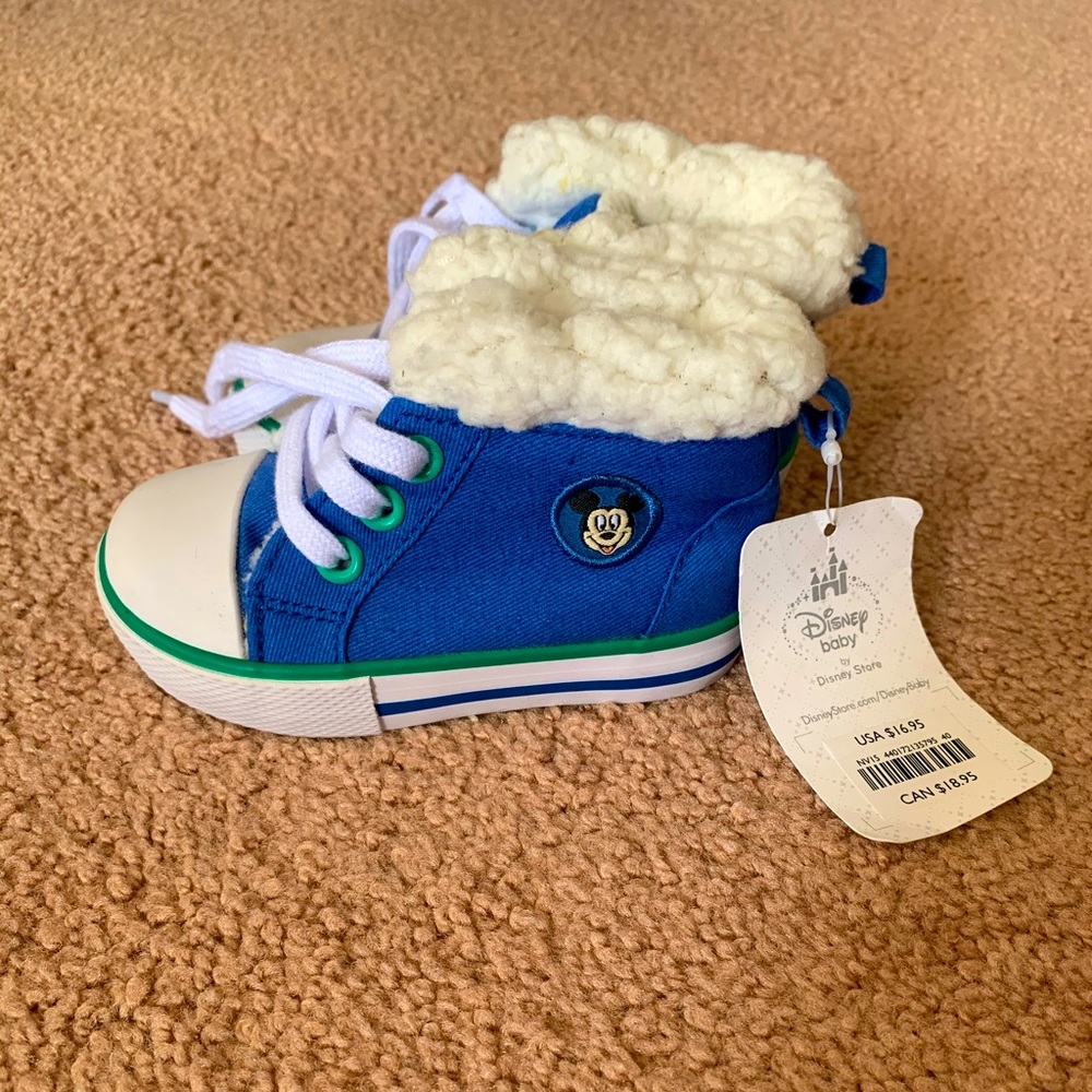 NWT DISNEY BABY SHOES SIZE 12-18 MONTHS